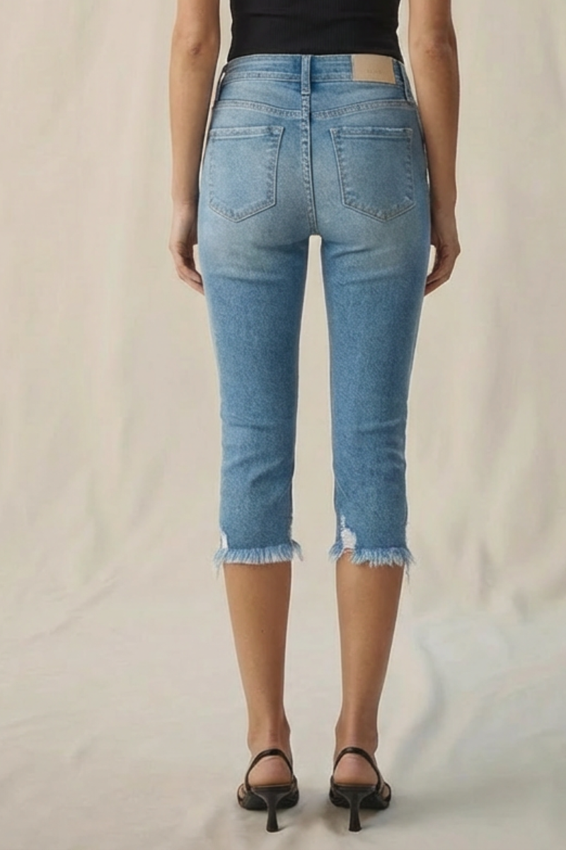 MID RISE EXPOSED BUTTON CAPRI JEANS