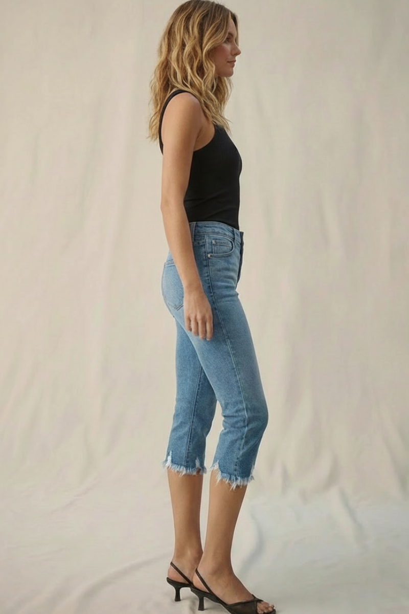 MID RISE EXPOSED BUTTON CAPRI JEANS