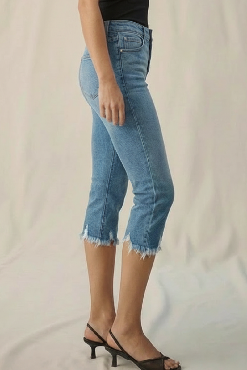 MID RISE EXPOSED BUTTON CAPRI JEANS